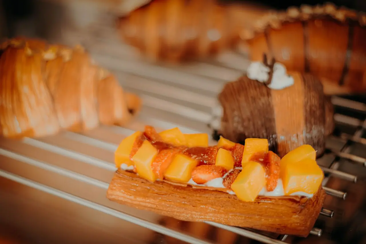 Seasonal fruit tart with mango and glaze