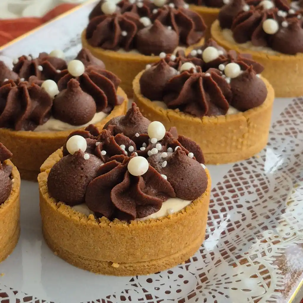 Dark chocolate tart with whipped mascarpone rosette
